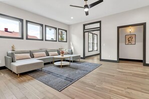 Smart TV, table football - Modern Mill House -Luxury Stay with outdoor living -Walk downtown- Pets Welcome (Greer)