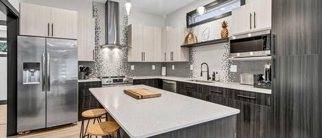 Réfrigérateur, four à micro-ondes, un four, surface de cuisson