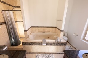 Jetted tub, towels, soap, shampoo - Desert Ranch House (Page)