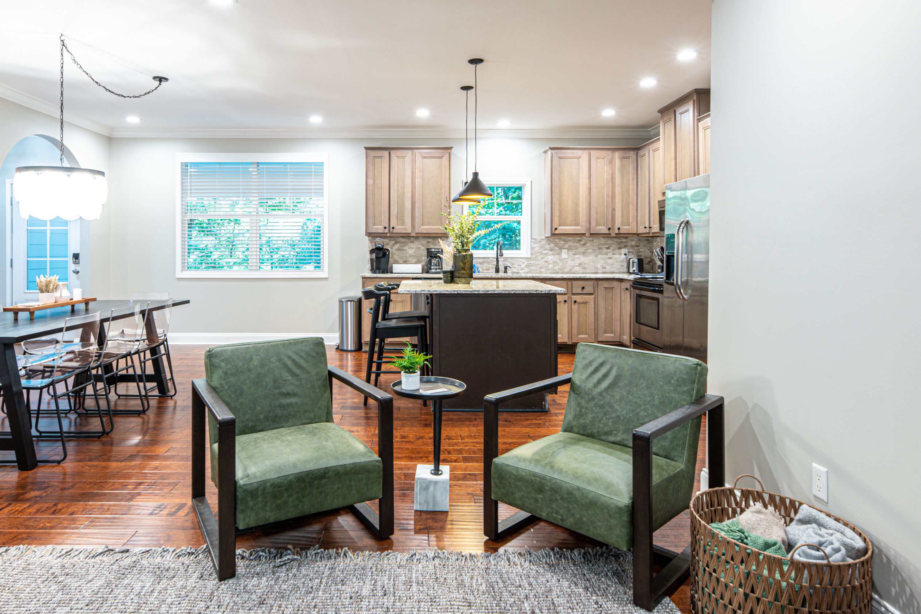 冷蔵庫、電子レンジ、オーブン、コンロ