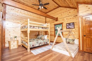 6 habitaciones, tabla de planchar con plancha y cuna de viaje 