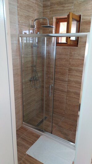 Chuveiro, secador de cabelo, toalhas de banho, sabonete