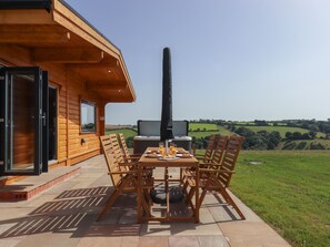 Outdoor dining - Primrose Lodge (Exeter)