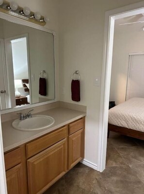 3 bedrooms, free WiFi, bed sheets - Aggie Fan Cave (College Station)