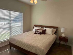 3 bedrooms, free WiFi, bed sheets - Aggie Fan Cave (College Station)