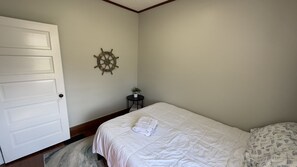 1 bedroom, iron/ironing board, WiFi, bed sheets - Hooyah Navy! Super Sweet Summit! (New Haven)