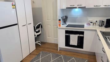 Een koelkast, een microgolfoven, een oven, een kookplaat