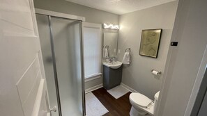 Een douche, een haardroger, handdoeken, toiletpapier