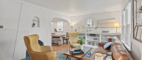 Smart-TV, Tischfußball, Bücher