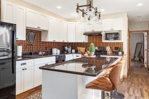 Kjøleskap, mikrobølgeovn, ovn og kokeplater