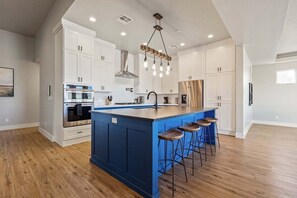 Fridge, microwave, oven, stovetop - Activities and Amenities: Pet Friendly + Golf + Sand Dune (Hurricane)