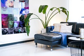 TV, fireplace, books - Inspiring 3Bed Unit with Sunny Balcony & Fireplace (Amman)