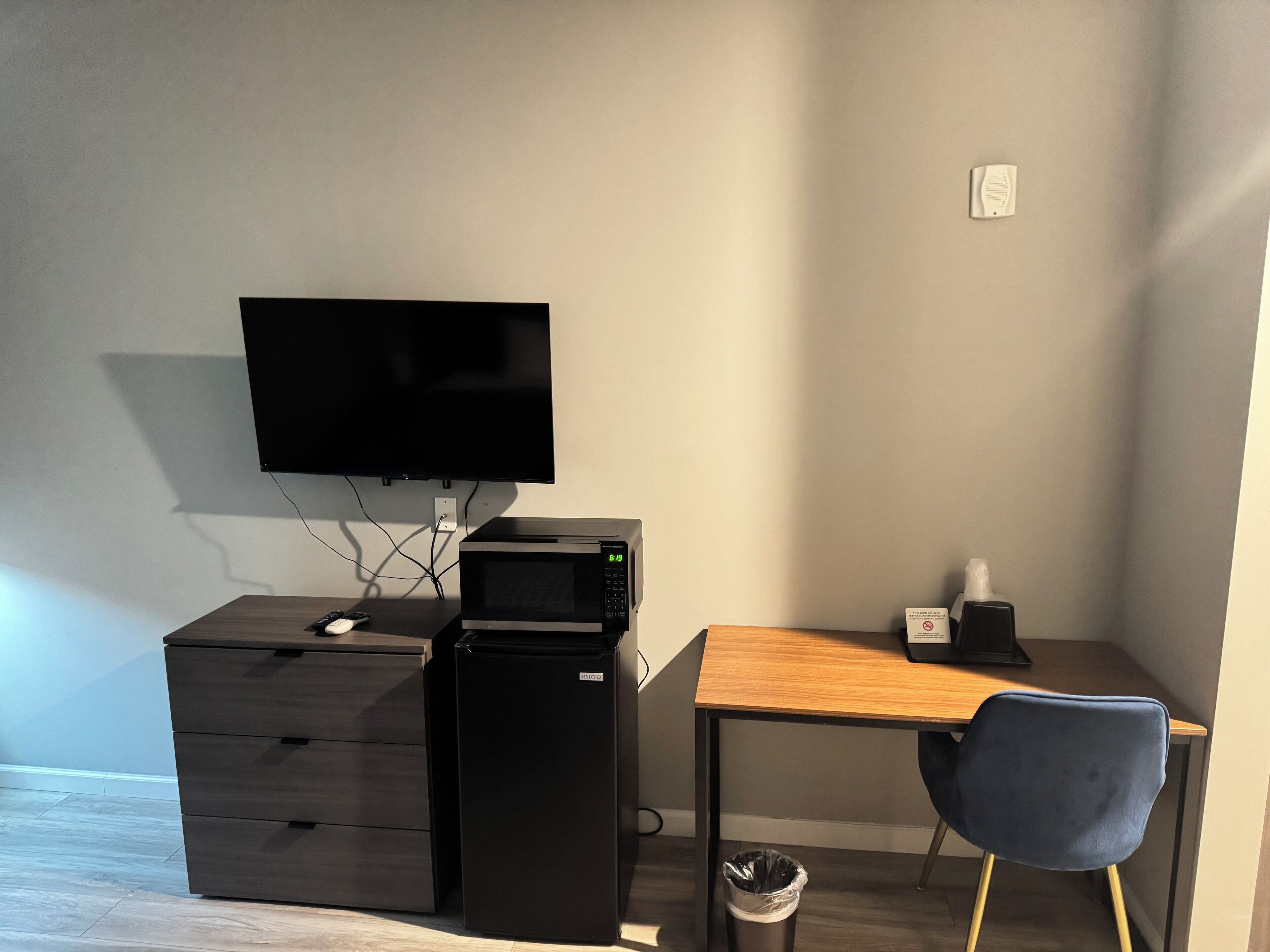 42 インチの薄型テレビ (衛星放送視聴可)、卓球台