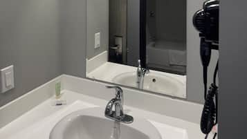 Bañera con ducha, cabezal de ducha tipo lluvia, secador de pelo, toallas