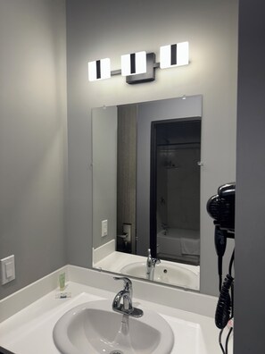 Combined shower/tub, rainfall showerhead, hair dryer, towels