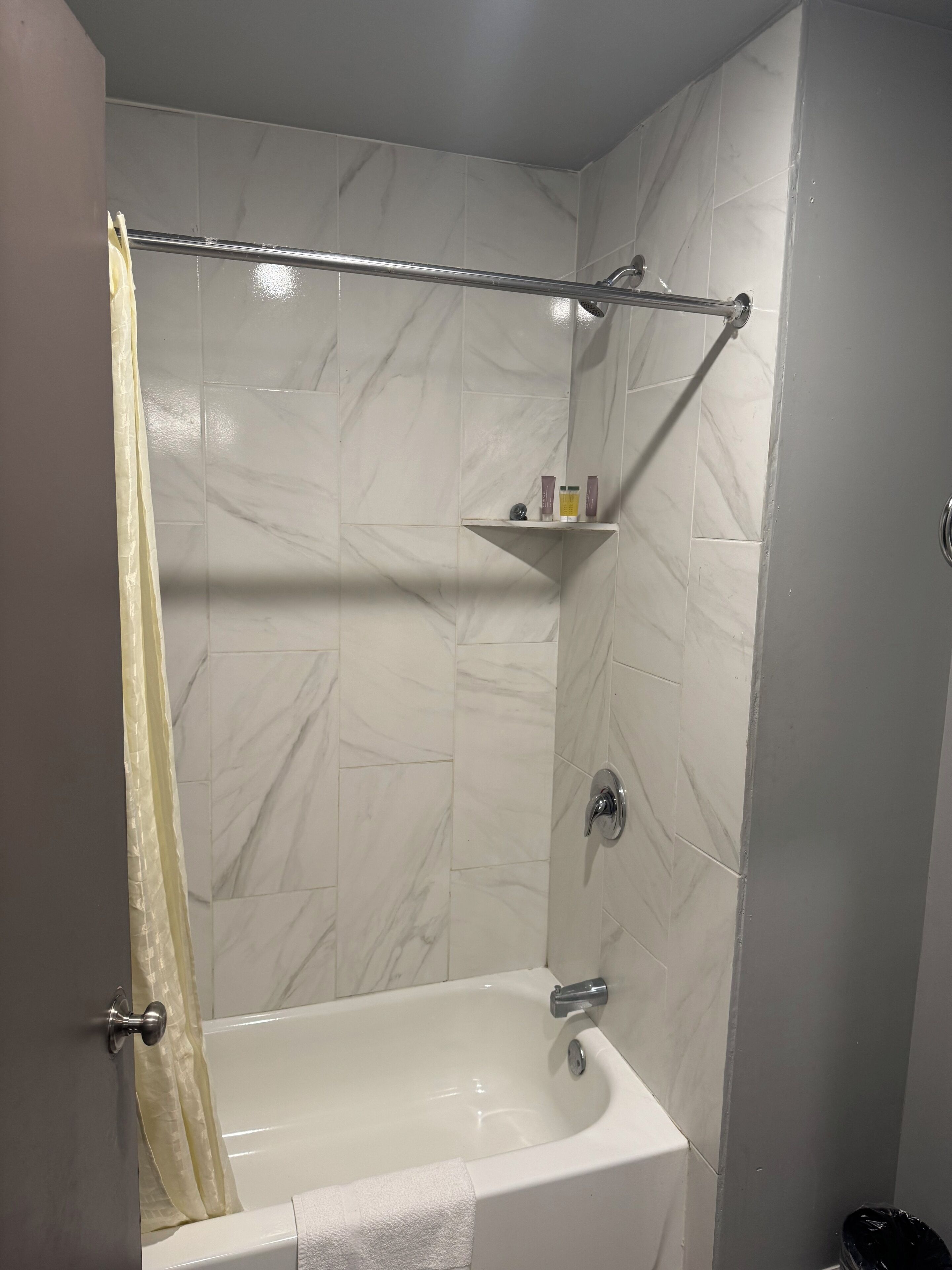 Combined shower/tub, rainfall showerhead, hair dryer, towels