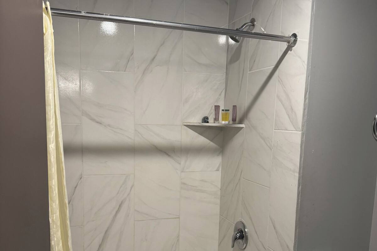 Duschwanne, Regendusche, Haartrockner, Handtücher