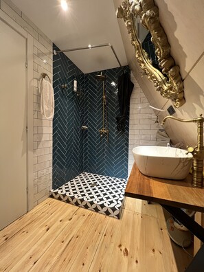 Assecador de cabells, tovalloles, sabó i xampú 