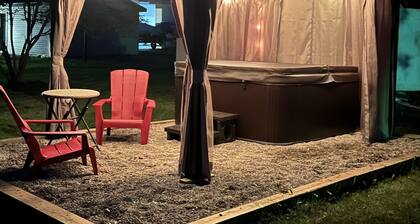 Maple Street Cottage is the perfect coupleâs retreat.