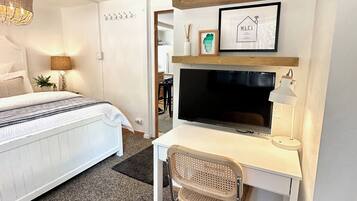 2 bedrooms, desk, iron/ironing board, travel crib
