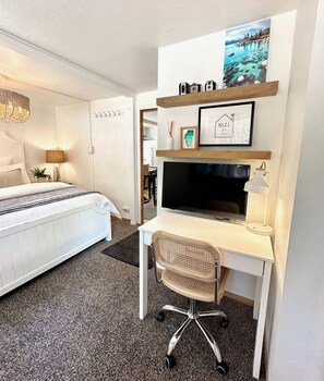 2 chambres, bureau, fer et planche à repasser, lit de bébé portatif