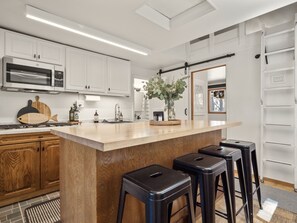 Refrigerador, microondas, parrilla de estufa y cafetera y tetera 