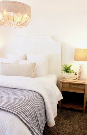 2 dormitorios, escritorio, tabla de planchar con plancha y cuna de viaje