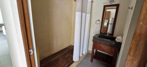 Suíte luxo, vista para a piscina | Banheiro | Chuveiro, chuveiro com efeito de chuva, toalhas de banho, sabonete