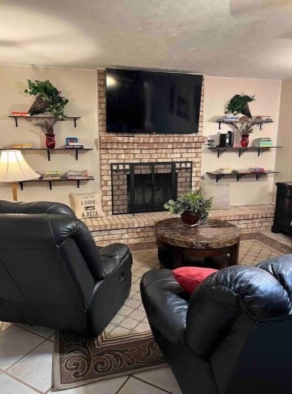 Smart-TV, Kamin, Bücher, Computerbildschirme