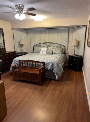3 habitaciones, escritorio y tabla de planchar con plancha 