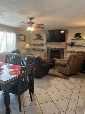 Smart-TV, Kamin, Bücher, Computerbildschirme