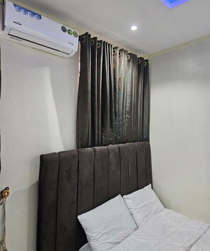 1 habitación, tabla de planchar con plancha, wifi gratis y ropa de cama