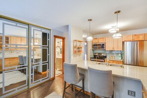 Réfrigérateur, micro-ondes, plaque de cuisson, lave-vaisselle