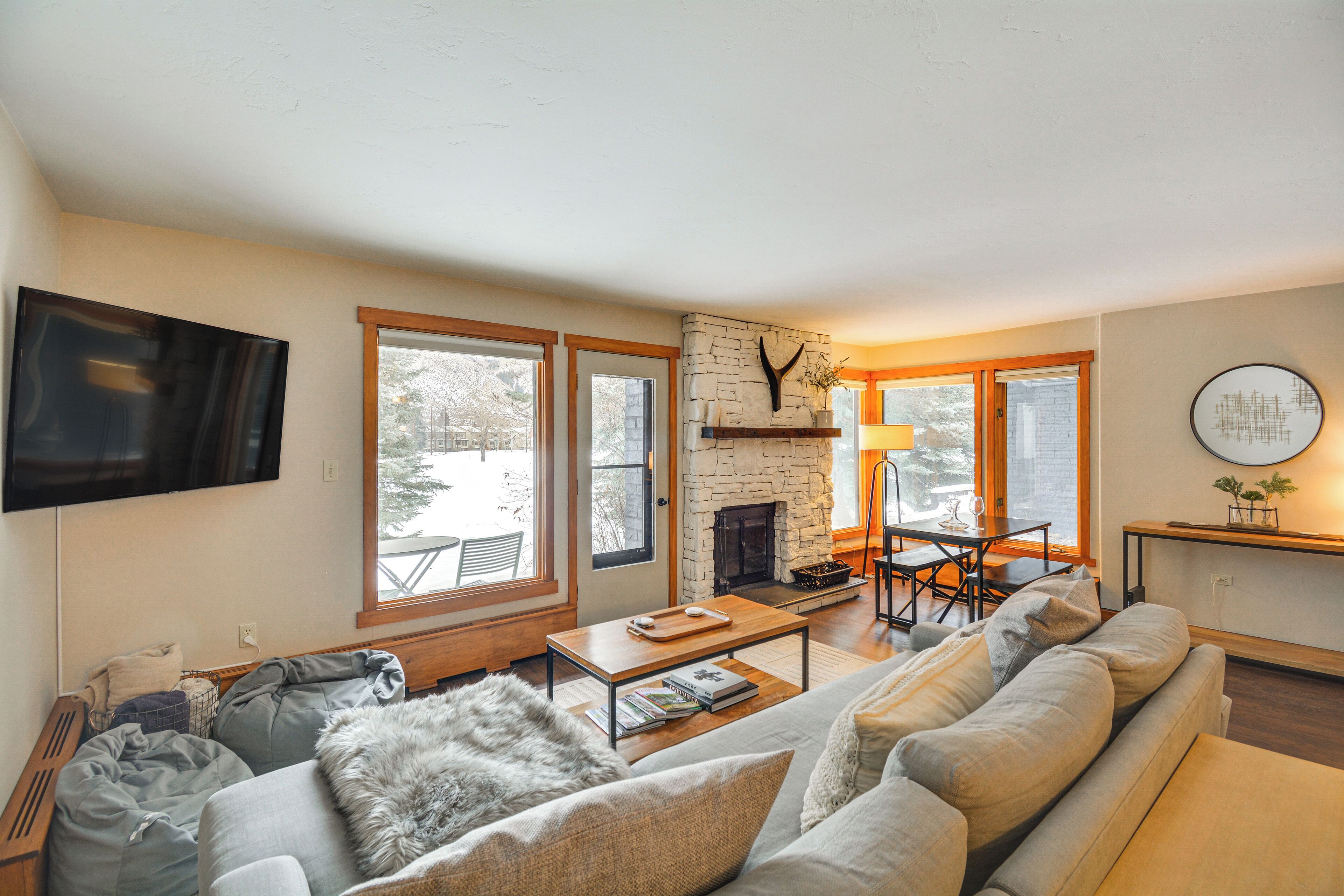 Televisión, chimenea y libros 