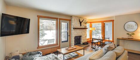 Televisión, chimenea y libros