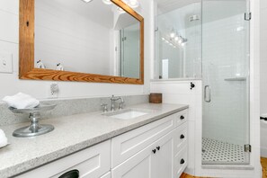 Badewanne, Haartrockner, Handtücher