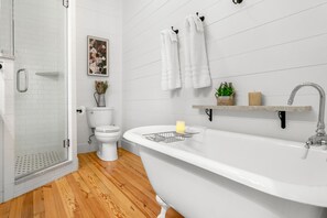 Badewanne, Haartrockner, Handtücher