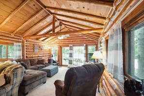 Smart TV, fireplace, books, stereo