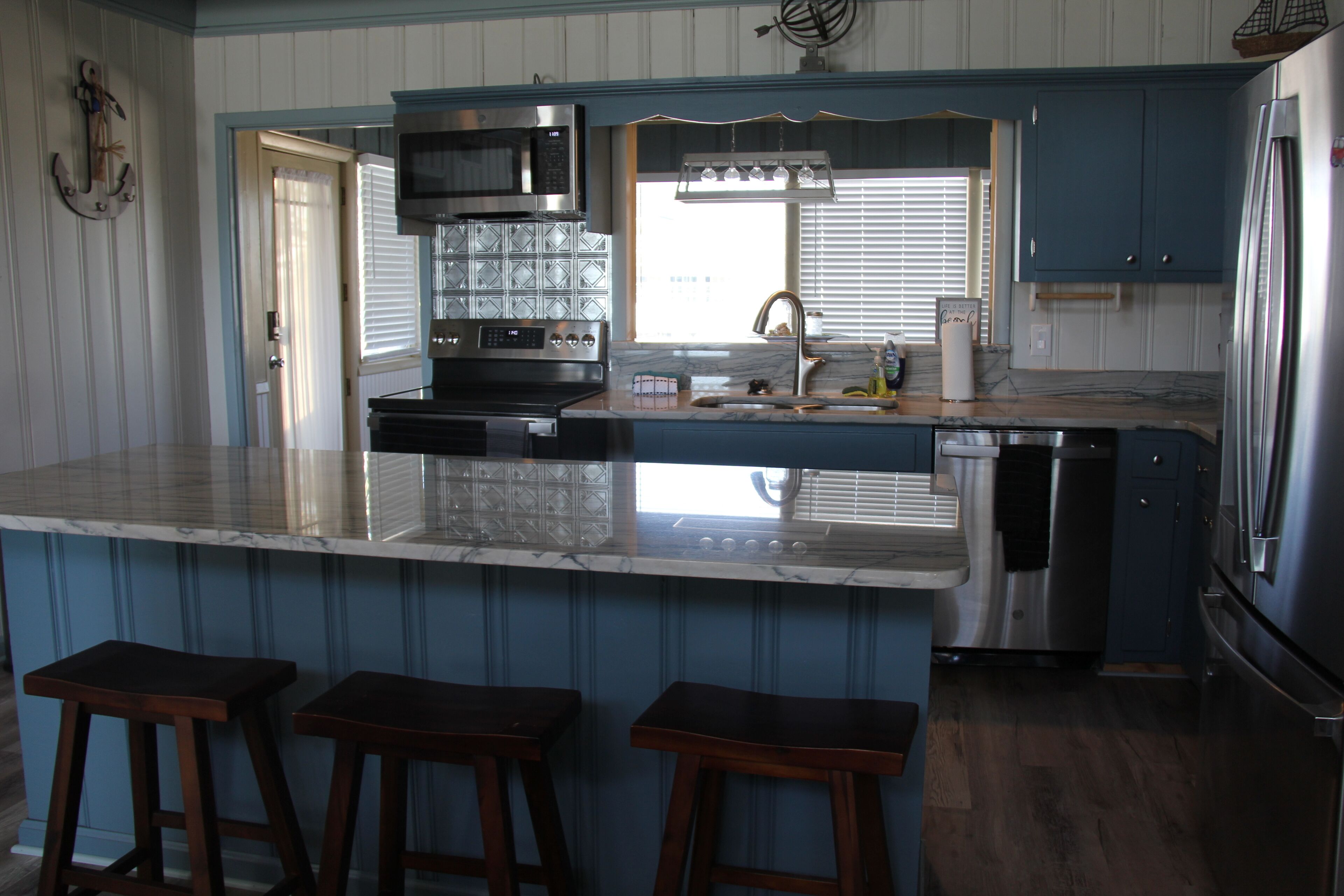 Frigorífico, microondas, horno y placa de cocina