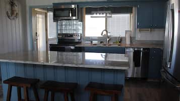 Frigorífico, microondas, horno y placa de cocina