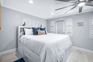 3 habitaciones, tabla de planchar con plancha y cuna de viaje 