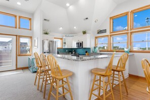 雪櫃、微波爐、焗爐、爐具