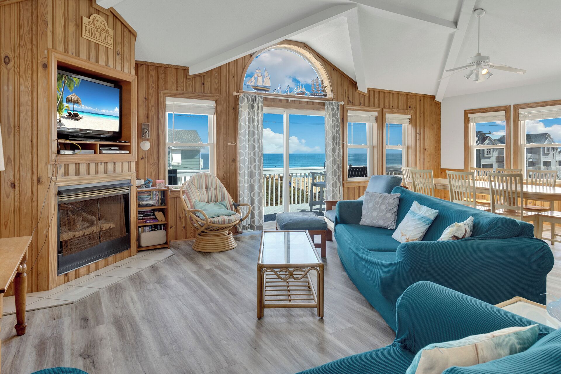 TV, peis, fotballspill og bøker