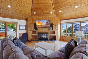 Fernseher, Kamin, Tischtennisplatte