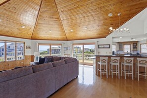 Fernseher, Kamin, Tischtennisplatte