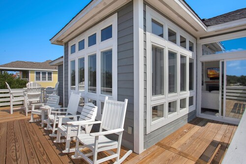 Otter Banks* Walk to Beach* Tiki Bar* Fireplace