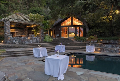 Piscine. Breathtaking Event Space with Panoramic Ocean Views