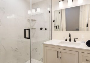Shower, hair dryer, towels, soap - Family & Pet-Friendly Duck Key Home – Heated Pool, 90’ Dock, Ocean Access (Duck Key)