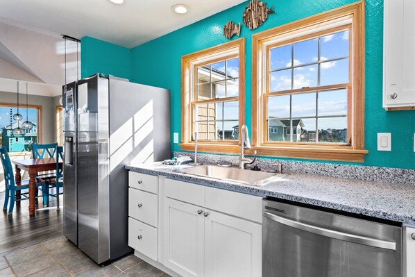 Køleskab, mikrobølgeovn, ovn, kogeplade