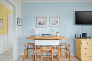 Dining - 5586- Gabe and Abe's Ocean Breeze, | Oceanside | Nags Head | Sleeps 8 (Nags Head)